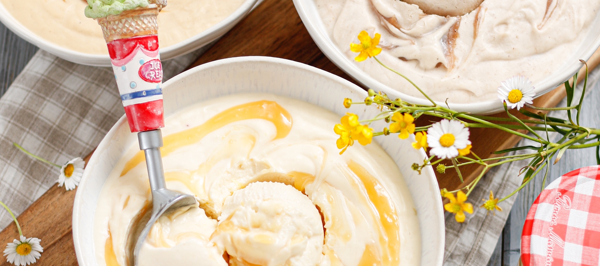 Jogurtová zmrzlina s citrónovým krémem, karamelem a kaštanovým krémem