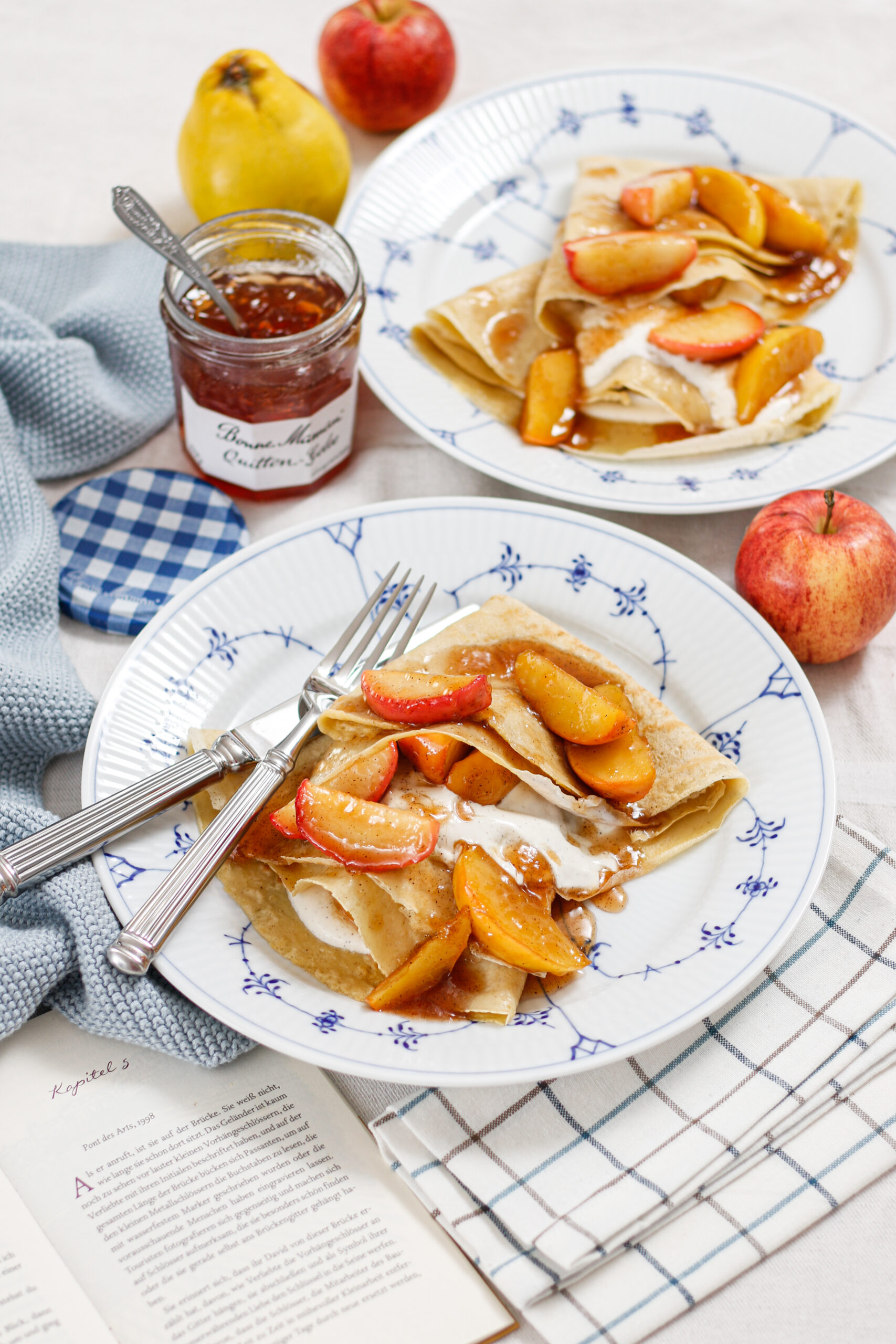 Jemné palačinky s karamelizovanými jablky s kdoulovým želé a vanilkovou zakysanou smetanou