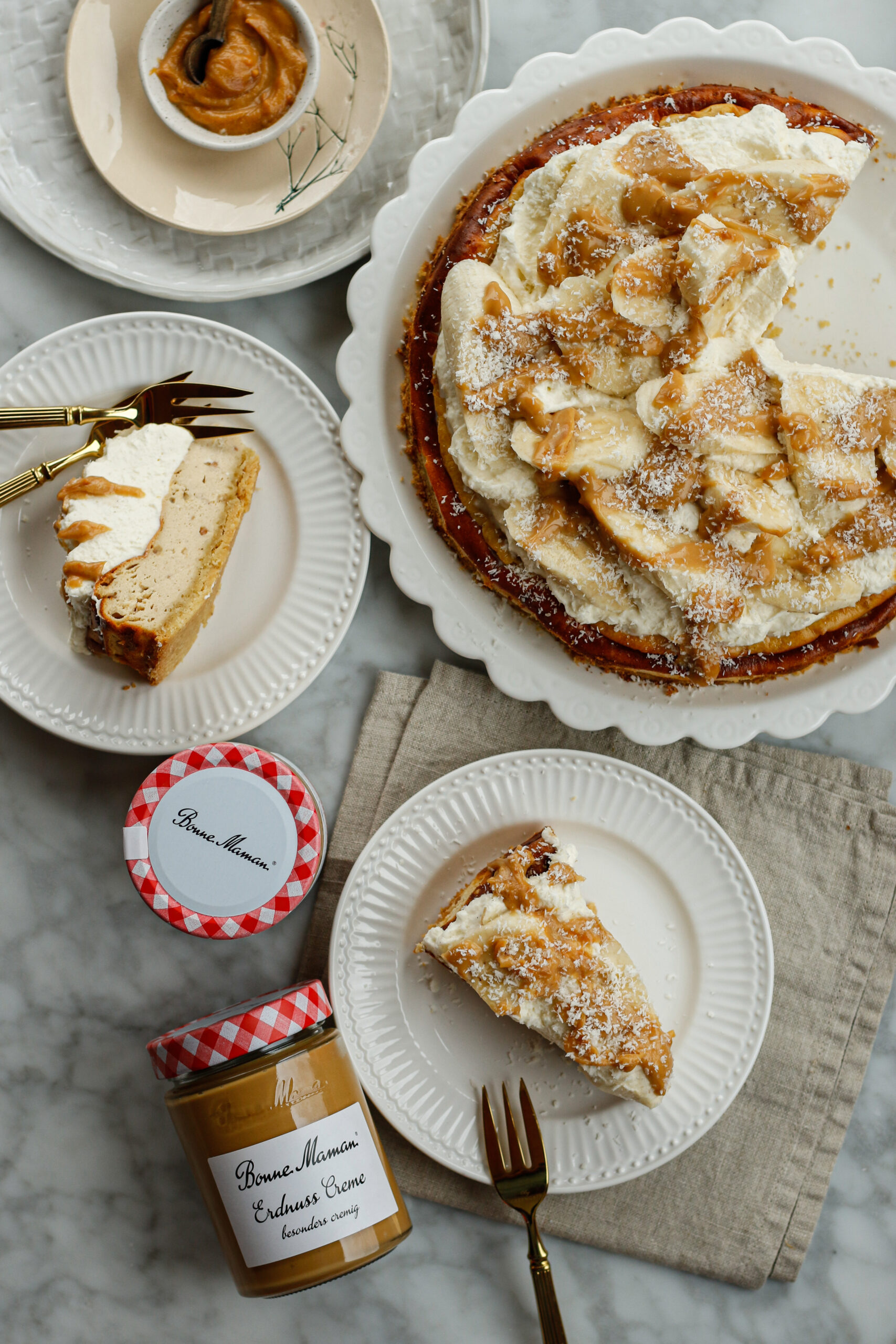 Arašídový cheesecake s krémovým toppingem